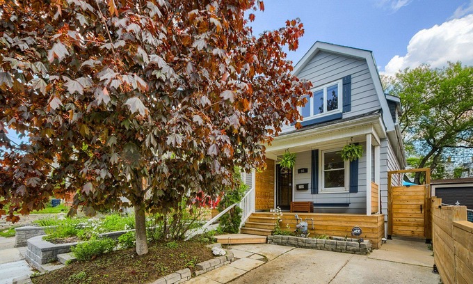 Woodbine - Lumsden Casa | ★ Upper Beaches Zen Den - Entire House + Parking ★
