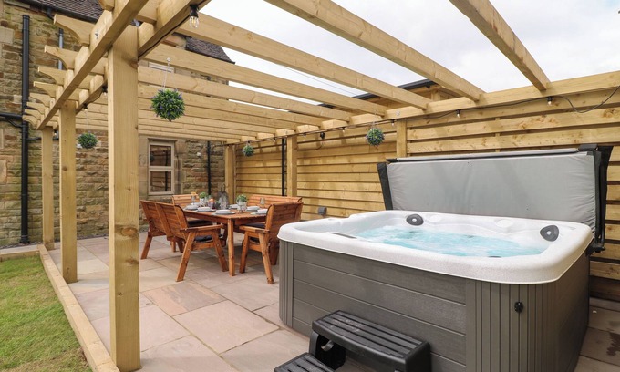 Hulme End Cabaña | UPPER HURST FARMHOUSE, family friendly, with hot tub in Hartington