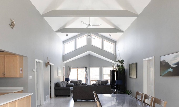Wasaga Beach Casa | UPPER LEVEL GREAT PRICE, CLOSE TO BEACH ACCESS. Beautiful cottage, 5 star