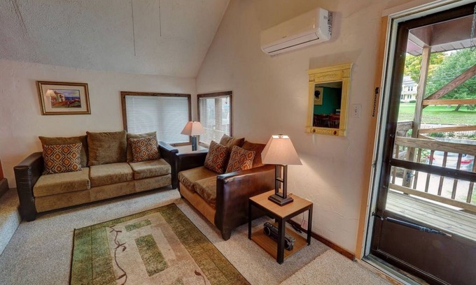 Suttons Bay Apartamento | Upper Level Loft in Downtown Suttons Bay Across the Street From Beach and Marina