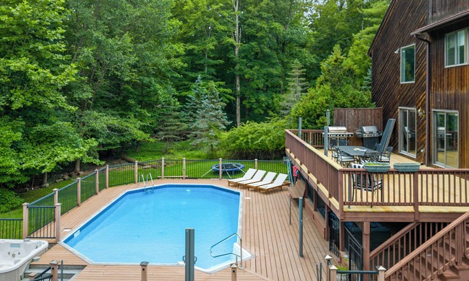 Airmont Casa | Upper Saddle River Resort w Pool, Hot Tub & Lake