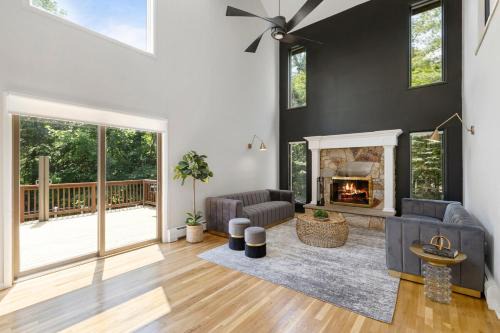 Airmont Apartamento | Upper Saddle River Resort w Pool, Hot Tub & Lake
