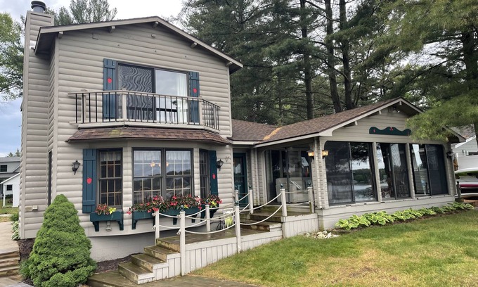 Mears Casa | Upper Silver Lake, Beautiful 5 Bedroom Lake Front Log Cabin Style Home