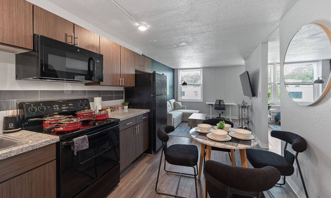 Corryville Apartamento | Upscale 2 Bed Suite — Mins to Downtown Cincinnati!
