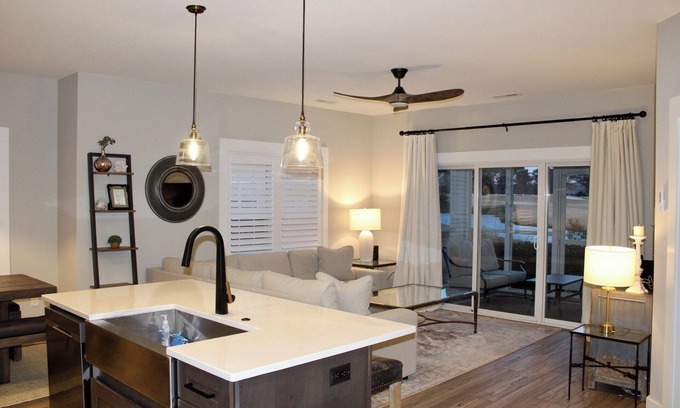 Leland Condominio | Upscale 2-bedroom, 2 bath condo, lower corner unit on the golf course