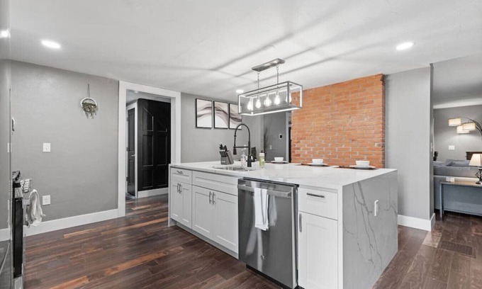 Shadyside Apartamento | Upscale 2 Story Apartment w/8 beds| Free Parking