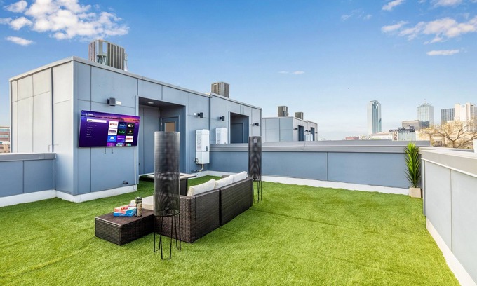 Cedars Casa | Upscale 2BR 4story Condo Downtown Dallas w/ Rooftop Terrace & Skyline View
