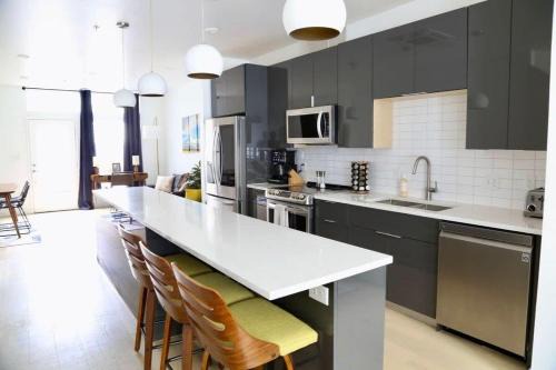 Central East Austin Apartamento | Upscale 2BR Condo w Patio City Views Walk to DT