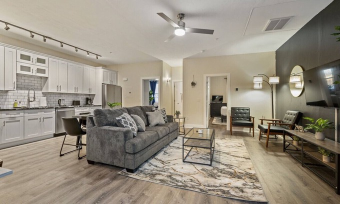 East Liberty Apartamento | Upscale 2BR suite ~ Free Parking & Walkable!