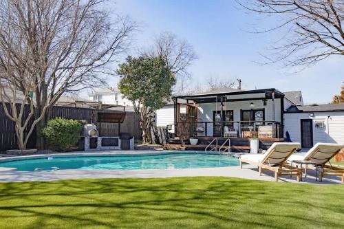 Little Forest Hills Casa | Upscale 3BR with Yard Games Heated Pool and Hot Tub