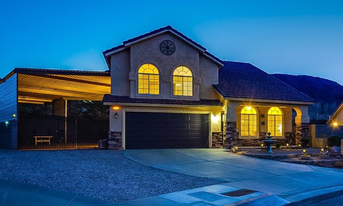 Black Mountain Casa | Exclusiva casa de 4 dormitorios con spa y estacionamiento para vehículos recreativos