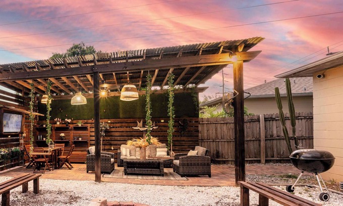East Ybor Casa | Upscale 4 BR Ybor Hse with Outdoor Living Space