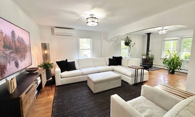 Middlebury Casa | CHIC DOWNTOWN COTTAGE ★UBER WALKABLE ★HOT TUB ★PET FRIENDLY