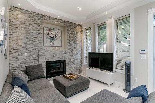 Renfrew-Collingwood Casa | Upscale 4BR Vancouver