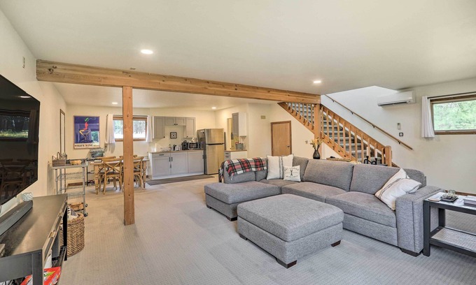 Bend Cabina | Upscale Bend Barn w/ Deck - Close to Trails!