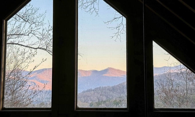 Hiawassee Cabina | Upscale cabin w/ mountain views, hot tub, minutes to Lake Chatuge