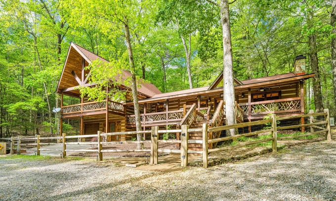 Hidden Lake Cabina | Upscale cabin with secluded setting - fireplaces, central AC & huge front porch