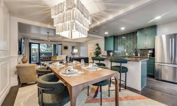 Old East Dallas Condominio | Upscale Central Dallas retreat with pool, luxury interiors, and award-winning courtyard