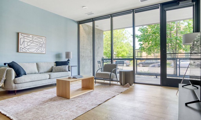City Park West Apartamento | Upscale City Park 2BR w/ Balcony & W/D, near Uptown dining, by Blueground