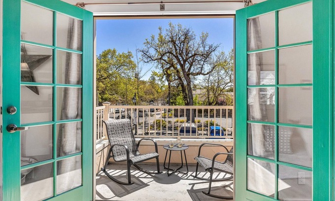 Sonoma Apartamento | Upscale Condo on the Sonoma Plaza