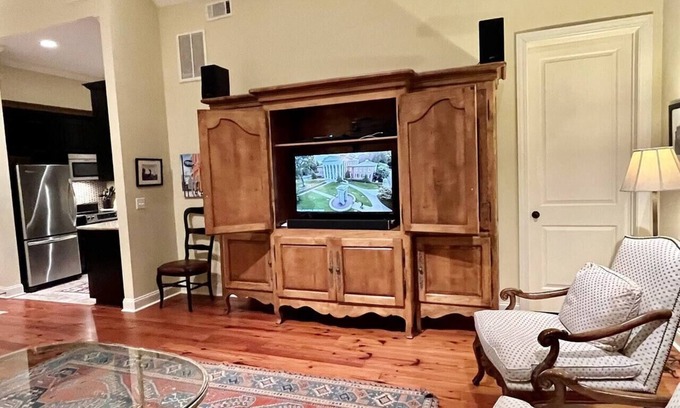 Oxford Condominio | Upscale Condo Right on The Square!