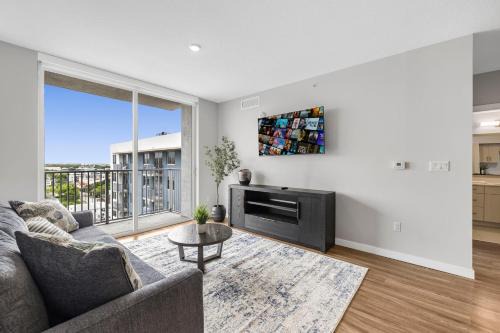 East Little Havana Apartamento | Upscale Condo with Stunning City Views & Pool Access