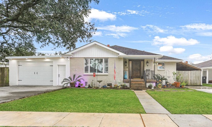 Chalmette Casa | Upscale Cottage - 10 Mins to French Qtr - Pool Table - OffStreet Parking Pets ok