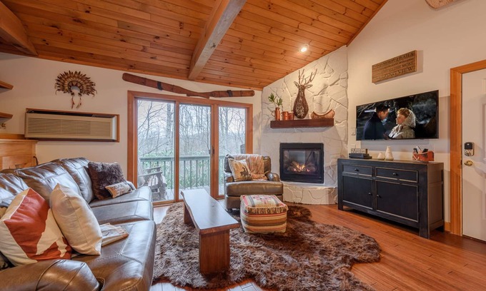 Boone Cabaña | 1BR Cottage en Yonahlossee, Se aceptan mascotas, King Master, chimenea, cerca del centro de la ciudad de Blowing Rock