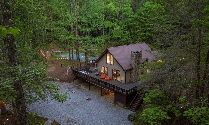 Sautee Nacoochee Cabina | Upscale Creek Retreat:Theater&Pickleball, in Helen