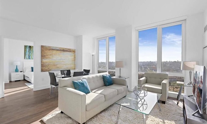 White Plains Apartamento | Upscale Downtown 2BR | Lux Amenities | Laundry