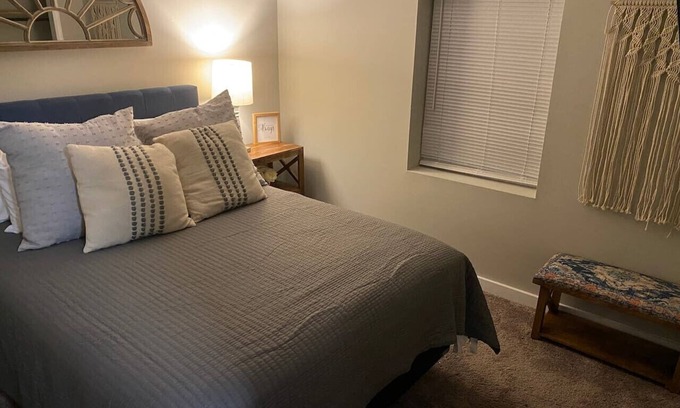 Laurens Apartamento | Upscale Duplex | Fast WiFi | Great Location