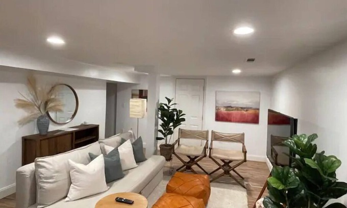 West Falls Church Apartamento | Upscale, Full Kitchen, 2-Bedroom Apt