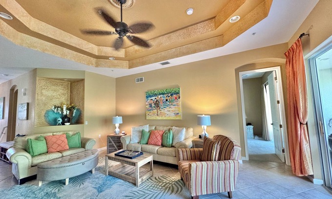 Bonita Springs Condominio | Upscale gated community with a beautiful Floridan aesthetic!