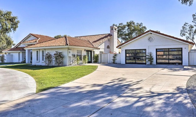 Glendale Apartamento | Upscale Glendale Casita with Pool and Hot Tub!