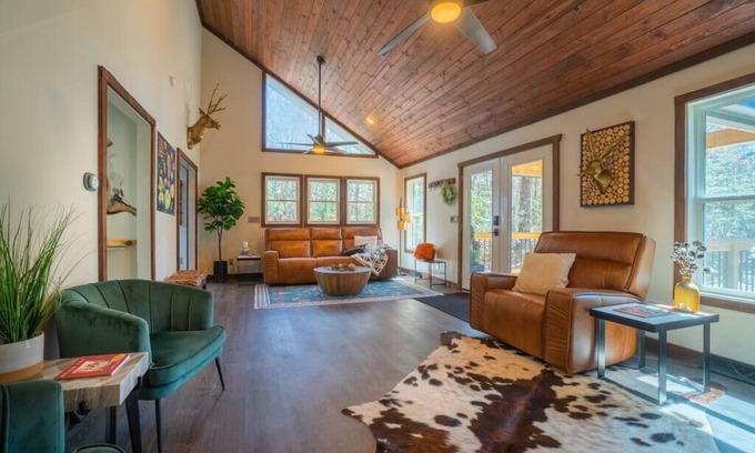 Helen Casa | Upscale Helen Cabin on 1 Wooded Acre