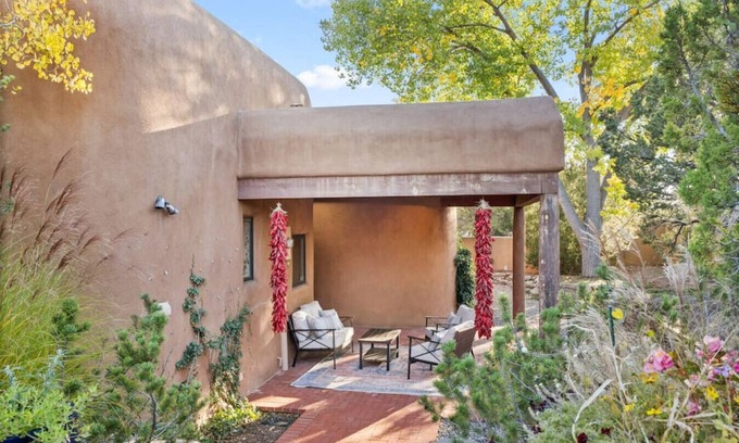 Northeast Santa Fe Casa | Upscale Home In North Hills