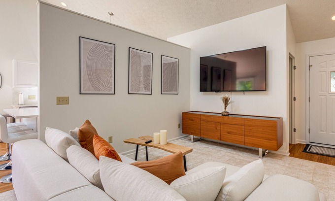 Cuyahoga Falls Casa | Upscale Home near Blossom, CVNP, Ski Resorts