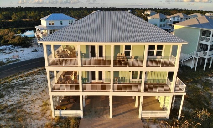 Morgantown Casa | August Discounted! Upscale home w/ pools, tennis & views