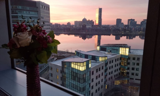 MIT Apartamento | Upscale home with breathtaking view, full kitchen, living room and balcony