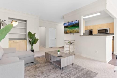Cary Apartamento | Upscale King 2BR Suite Mins to Downtown Raleigh!