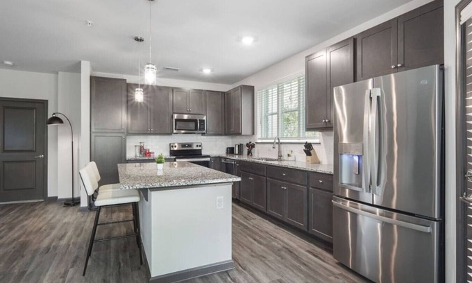North Raleigh Apartamento | Upscale King 5 Bed Suite—in North Raleigh!