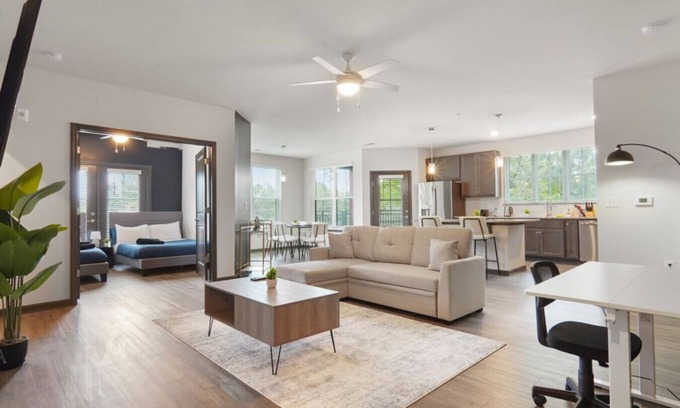 North Raleigh Apartamento | Upscale King 5 Bed Suite—in North Raleigh!