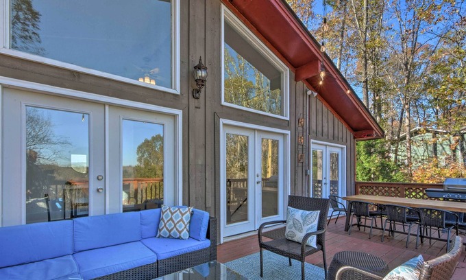Lake Ranch Estates Cabina | Upscale Lakefront Retreat w/ Dock and 2 Decks!
