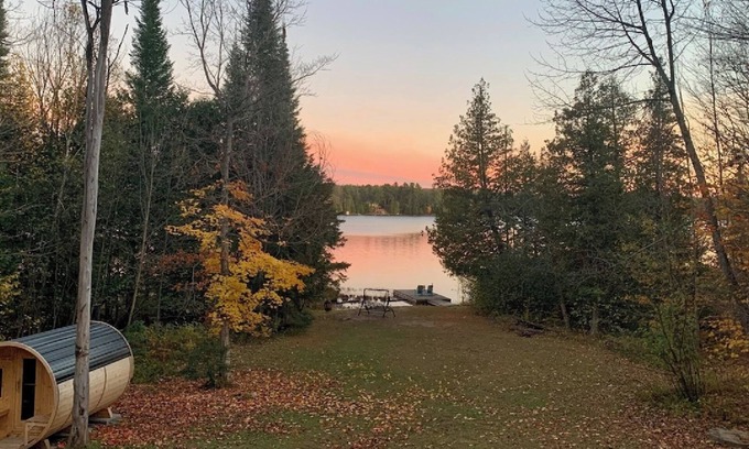 Minden Cabaña | Upscale Lakehouse, Private Sauna, Great Views, Great Fishing! Pet-Friendly