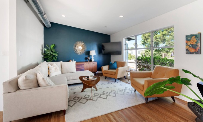Serra Mesa Casa | Upscale Mid Century Modern Canyon Home