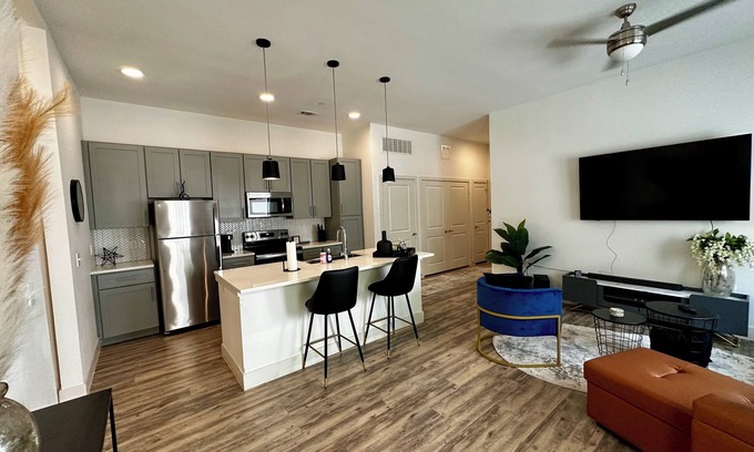 Midland Apartamento | Upscale MODERN 1BD 1BATH w/ KING size bed, sofa couch, full kitchen &AMENITIES!