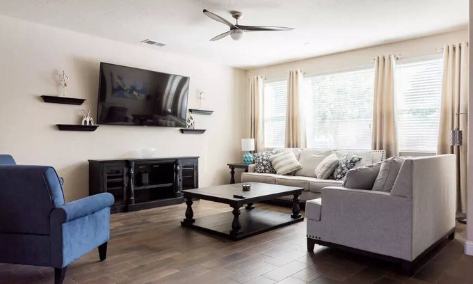 Raisin Casa | Upscale Modern Home★ King Bed★ Garage Parking★ Sanitized★ Long Stays