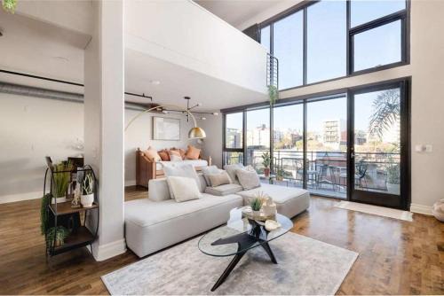 Little Italy Apartamento | Upscale Modern Spacious Loft in Little Italy