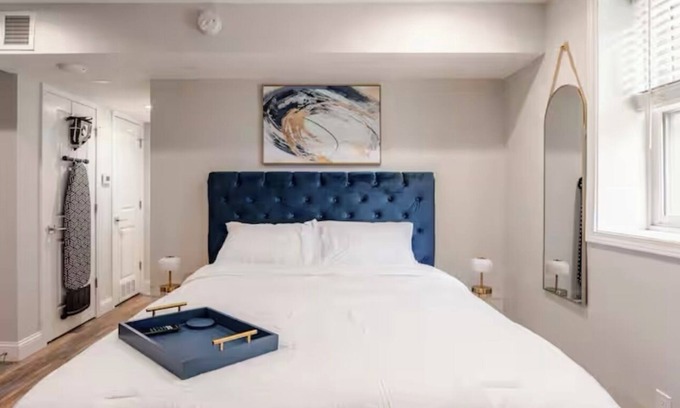 Detroit Apartamento | Upscale Modern Studio Hotel Vibes with Home Comforts