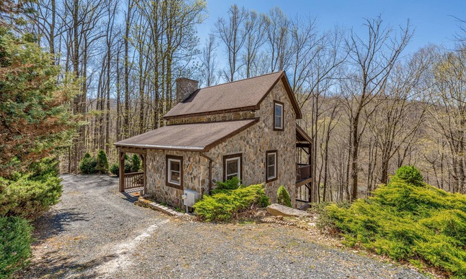 Elk Park Cabina | Upscale mountain log cabin with decks, fireplaces, & two primary bedrooms